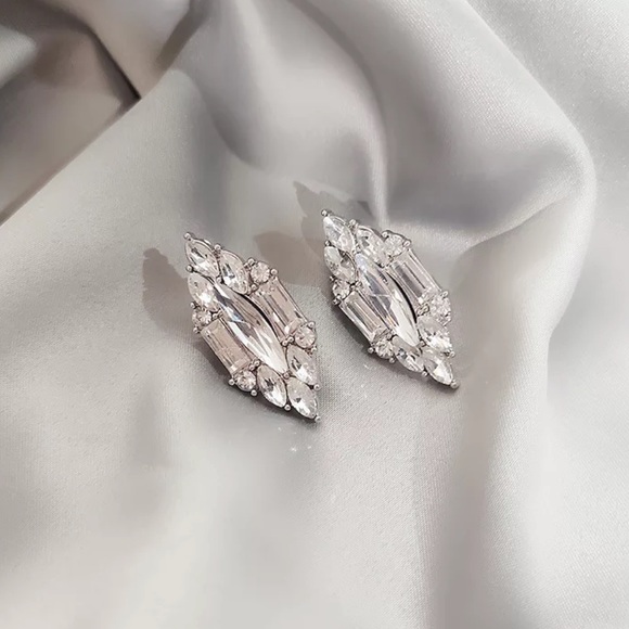 💎 Delicate Shiny Geometric Drop Earrings 💎 - Picture 3 of 3